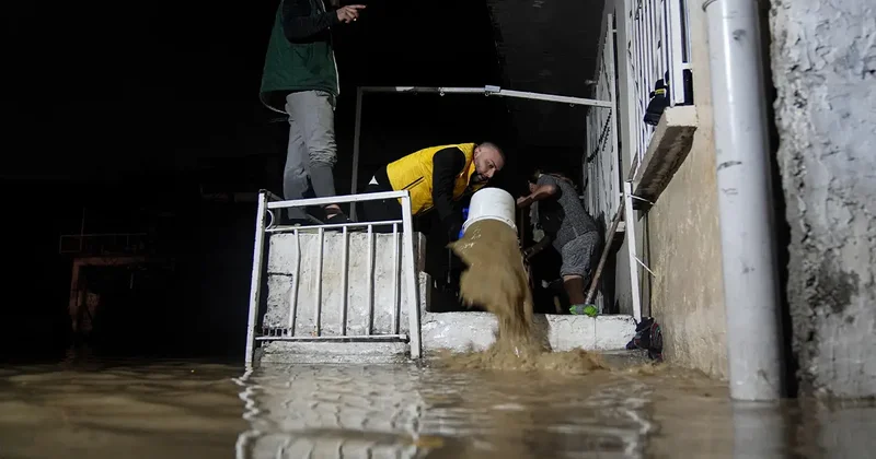 Çanakkale, Manisa, İzmir... Sağanak hayatı felç etti! Bir kişi sele kapıldı