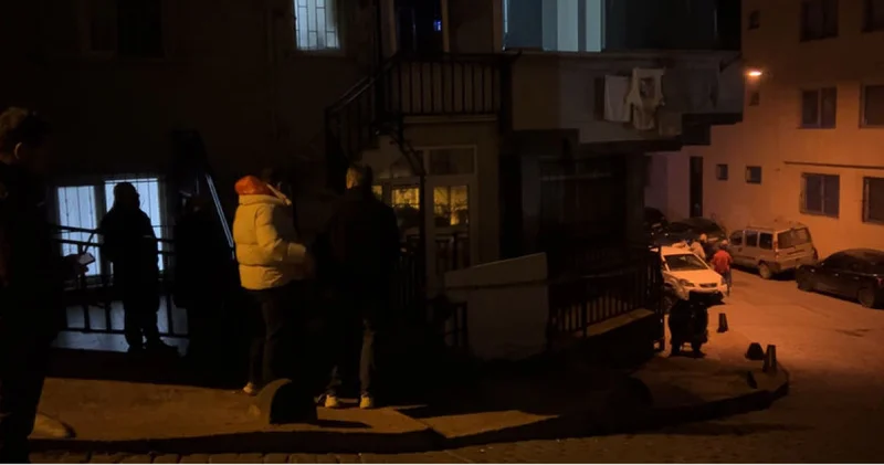 Korkunç gece! Son dakika: Beyoğlu nda evde tartıştığı oğlunu öldürüp intihar etti! Cesetleri yeğeni buldu Son dakika haberleri