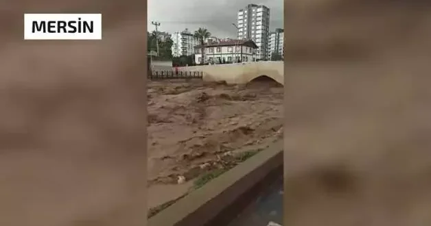 Mersin de sel! Araçlar sulara kapıldı, cadde ve sokaklar göle döndü!