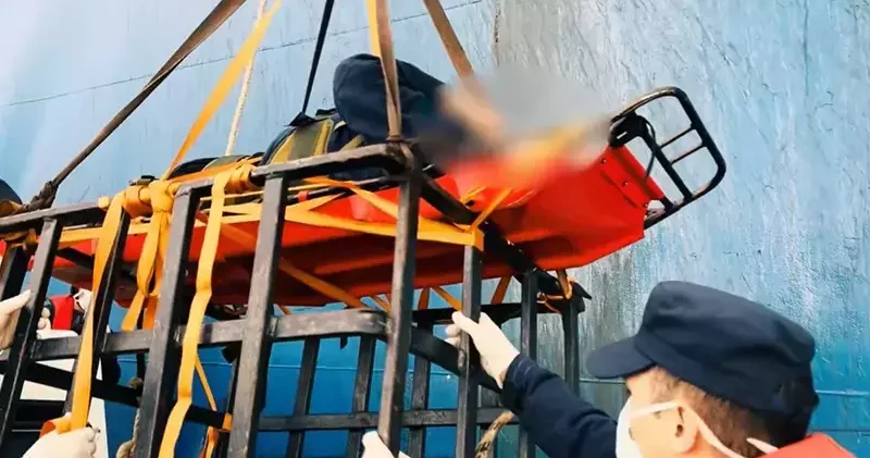 Gemide fenalaşan kişi, Sahil Güvenlik ekipleri tarafından tahliye edildi