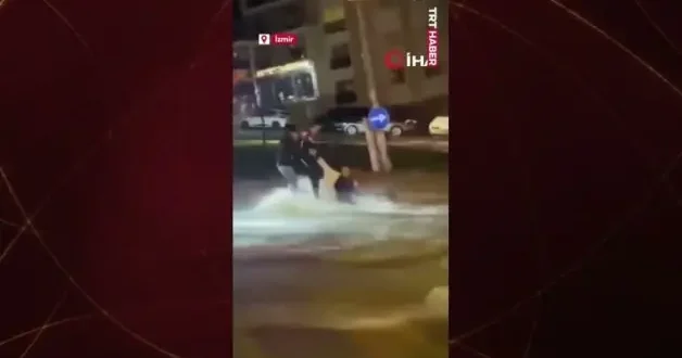 İzmir de sele kapılan yayayı polis kurtardı