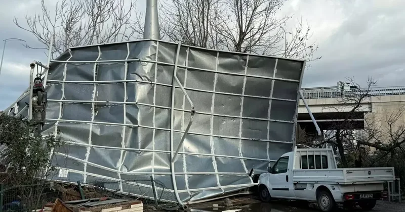 İzmir de Şiddetli Yağış ve Su Baskınları