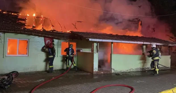 Kocaeli haberleri Kocaeli de 74 yaşındaki annesinin içinde bulunduğu evi yakan sanık yargılanıyor 29 Ocak 2026