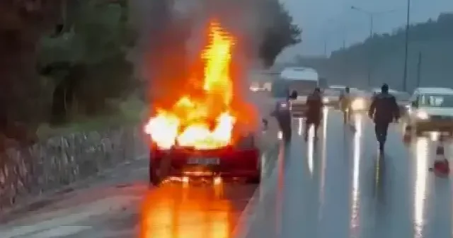 Bursa’da motor arızası faciaya dönüşüyordu: Otomobil yol ortasında alev topuna döndü VİDEO İZLE