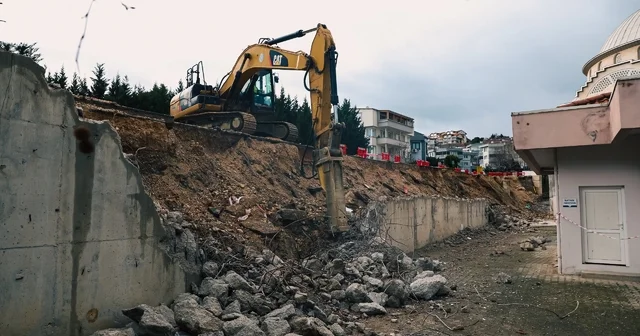İHA nın haberi üzerine Bursa Büyükşehir Belediyesi harekete geçti Nilüfer de çöken istinat duvarı yenileniyor Bursa Haberleri