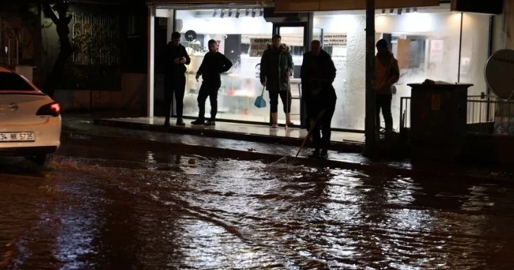 İzmir’i sağanak vurdu… Yollar göle döndü, ev ve iş yerlerini su bastı