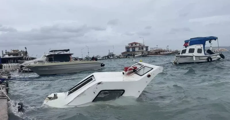 İzmir’de fırtına ve dev dalgalar tekneleri batırdı