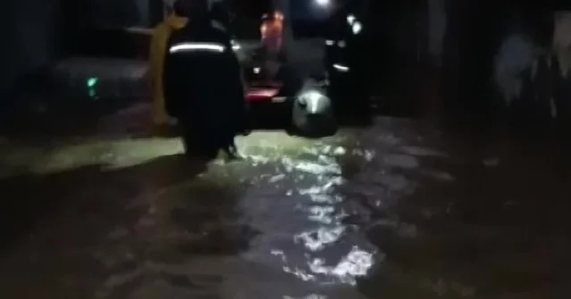 Yağmur sonrası su basan evlerde mahsur kalanlar kurtarıldı Adana Haberleri