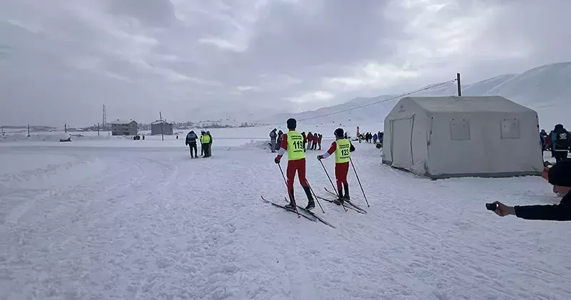 Yüksekova da 365 sporcunun katıldığı Türkiye Kayaklı Koşu Eleme Yarışması başladı