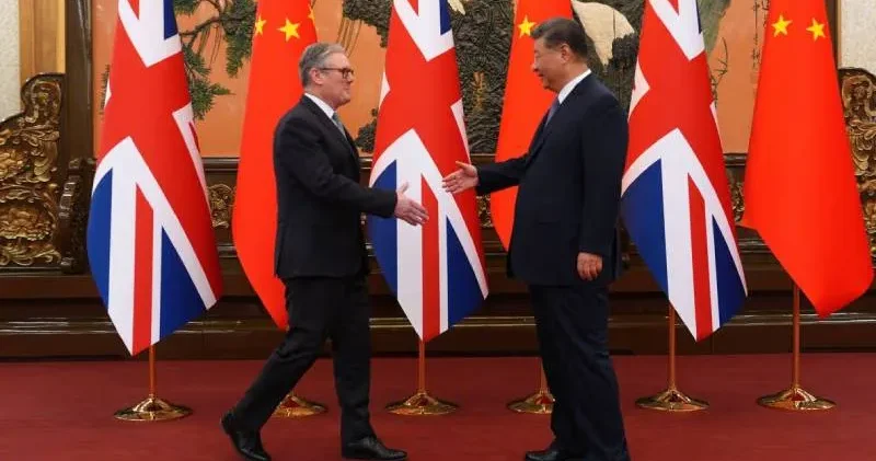 Futbol diplomasisi: Starmer, Cinping e Arsenal Manchester United maçının topunu hediye etti