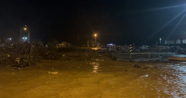 Çanakkale de sağanak yağış nedeniyle Kepez Çayı taştı, sahil yolu trafiğe kapatıldı Çanakkale Haberleri