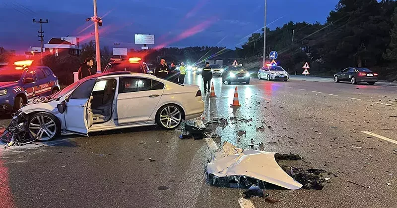Çanakkale’de 2 otomobil çarpıştı; 1’i ağır 5 yaralı