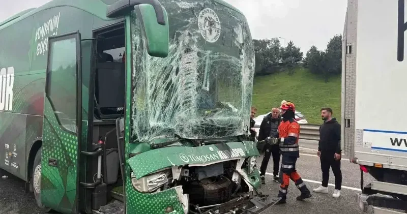 TÜMOSAN Konyaspor takım otobüsünden korkutan kaza Futbol Haberleri
