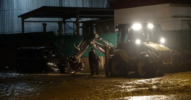 Taşan Kepez Çayı nda mahsur kalan araç iş makinası yardımı ile kurtarıldı Çanakkale Haberleri