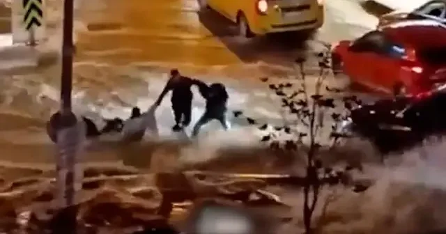 İzmir’de sel dehşeti: Akıntıya kapılan kadını yunus polisi kurtardı VİDEO İZLE