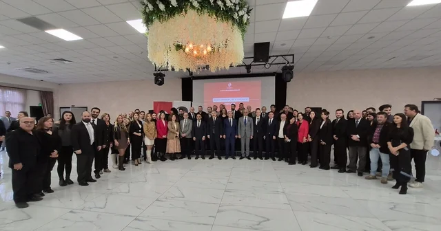 Vali Yılmaz, basın mensupları ile buluştu Eskişehir Valisi Dr. Erdinç Yılmaz: 24 saat esasına göre çalışacağız Eleştirilerinize hiçbir itirazım olmaz, amacım hizmet etmektir Sizlere kapım da telefonum da her zaman açıktır Eskişehir Haberleri