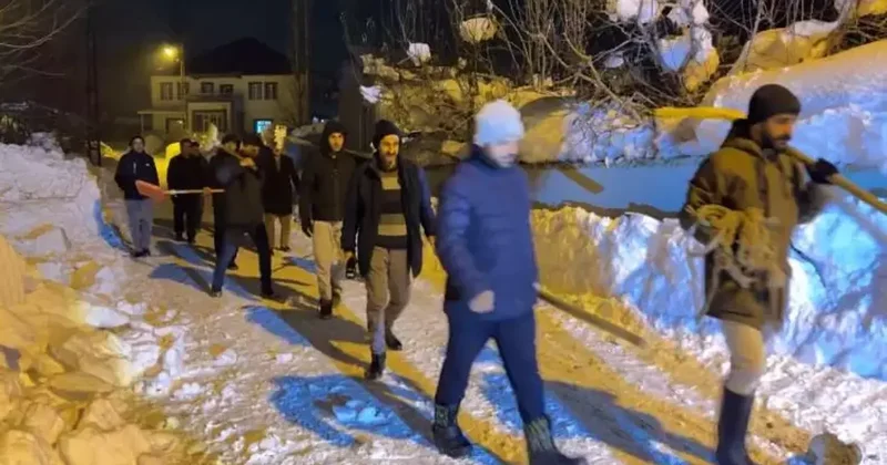 Camide korku dolu anlar: Hakkari de imam anons etti köylü yardıma koştu