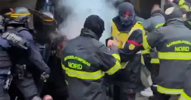 Fransa’da çalışma koşullarını protesto eden itfaiyeciler ile polis arasında arbede çıktı VİDEO İZLE