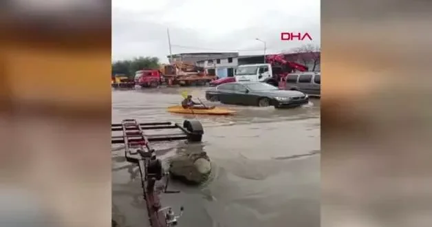 Adana da sağanak; Gölde değil sokakta kano keyfi