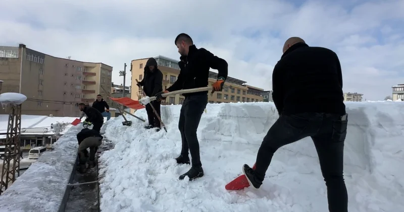 Son dakika: Yüksekova da 20 kişilik ekibin zorlu kar temizleme mücadelesi Son dakika haberleri