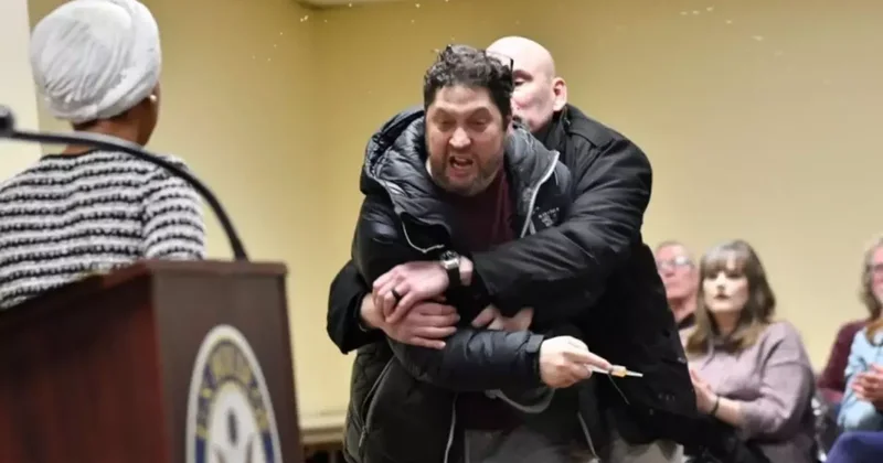 ABD li siyasetçiye elma sirkesiyle saldıran kişi hakim karşısına çıkacak