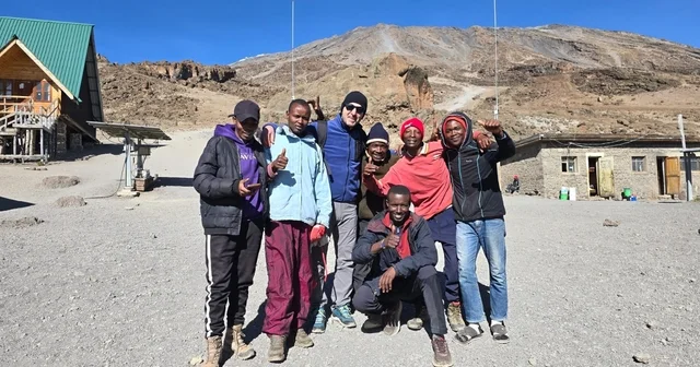 Hakkarili eğitimci Kilimanjaro ya tırmandı Hakkari Haberleri