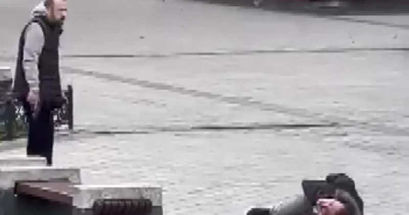 Son dakika: Mısır Çarşısı nın girişinde silahlı saldırı; vurduğu kişinin başında bekledi Son dakika haberleri