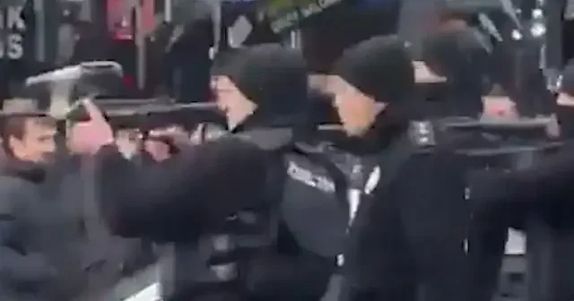 Terör örgütüne destek için yürüyenlere polis müdahalesi VİDEO İZLE