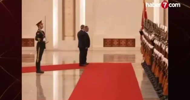 İngiltere Başbakanı Starmer in Çin de hizaya sokulduğu anlar