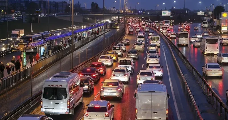 SON DAKİKA İstanbul da trafik kilit! Harita kırmızıya döndü: Yoğunluk yüzde 90 a dayandı