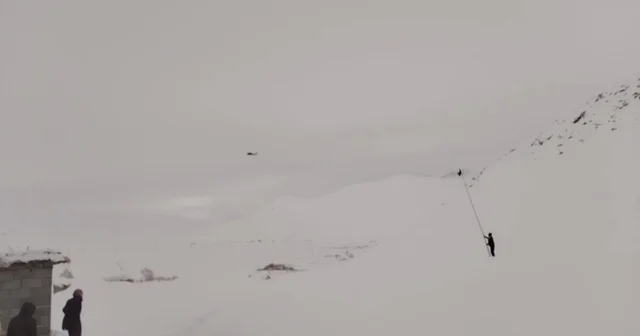 Mahsur kalan hastayı almaya giden helikoptere bez sallayarak yol gösteri Şırnak Haberleri