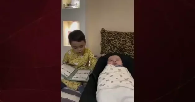 Kur’an okumayı öğrenen küçük çocuk kardeşini böyle uyuttu