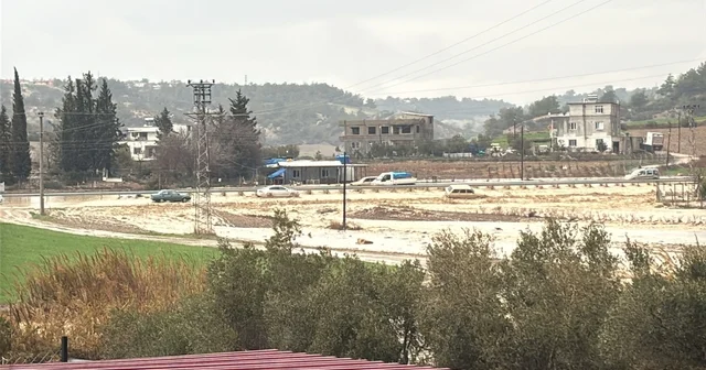 Adana yı sağanak vurdu: Göle dönen caddelerde araçlar mahsur kaldı Adana Haberleri