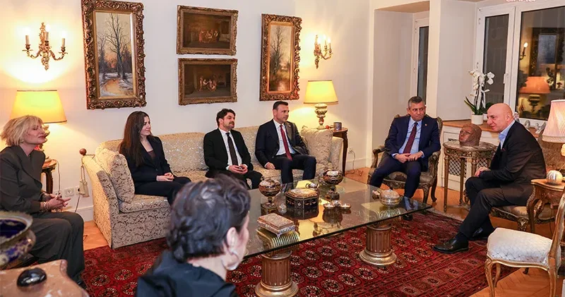 Özgür Özel den hayatını kaybeden sanatçı Haldun Dormen in ailesine ziyaret