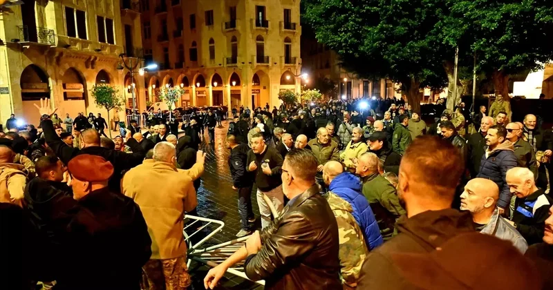 Lübnan da maaşlarının iyileştirilmesini isteyen emekli askerler, Meclis binasına girmeye çalıştı