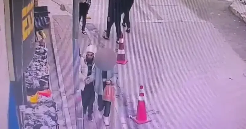Fatih te çaldıkları cep telefonunu polisi görünce attılar; kaçarken yakalandılar