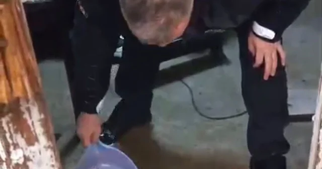 79 yaşındaki adamın evini su bastı, yardımına polis yetişti Mersin Haberleri