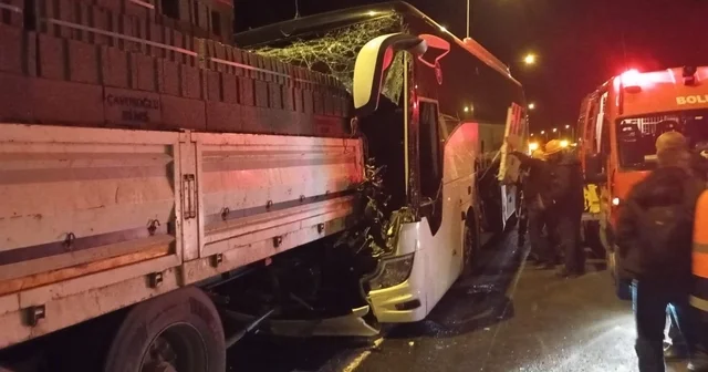 Anadolu Otoyolu nda otobüs ile tırın karıştığı kazada ölü sayısı 2 ye yükseldi Düzce Haberleri