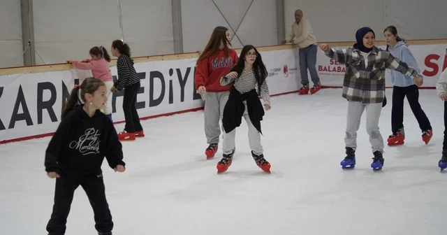 Manisa da 5 bin öğrenci buz pistinde eğlendi Manisa Haberleri