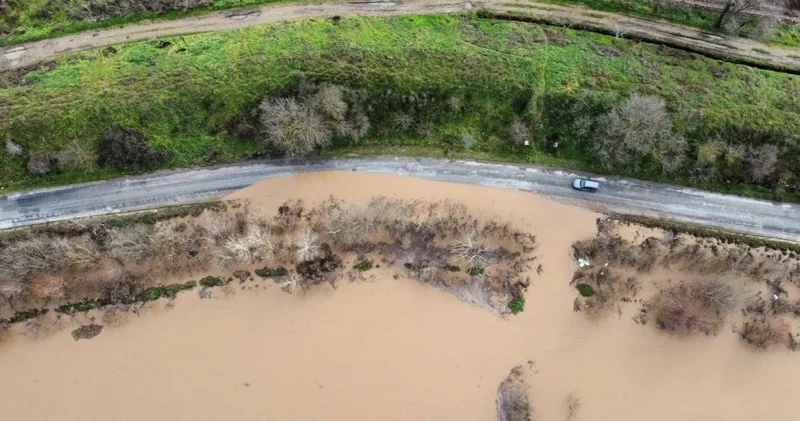 Edirne yi sağanak vurdu: Tunca Nehri taştı