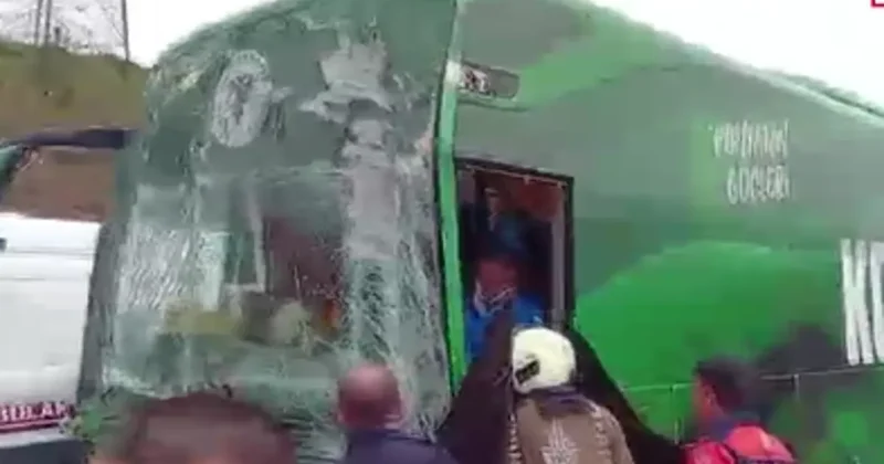 SON DAKİKA İstanbul TEM Otoyolu nda otobüs kazası: Konyaspor U 19 futbol takımını taşıyordu! 3 yaralı