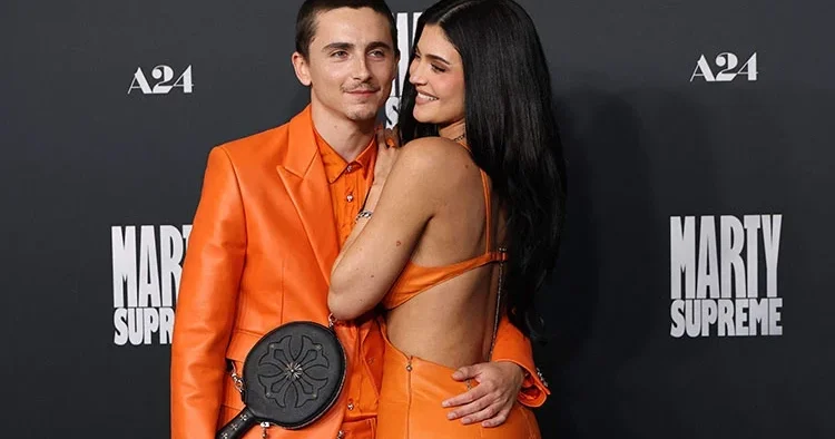 Aşkını sahneden haykırmıştı… Ünlü çift nişan yolunda: Ona şimdiden ‘kocacığım’ demeye başlamış