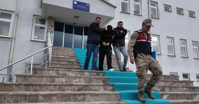 Kendilerini güvenlik güçleri ve savcı olarak tanıtıp, yaşlıları 1 milyon TL dolandırdılar Jandarma tarafından yakalanan şüphelilerden 1 i tutuklandı, ziynet eşyası ve paralar sahibine teslim edildi Ordu Haberleri