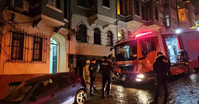 İstanbul un göbeğinde yangın paniği! Dumanların arasında mahsur kaldılar