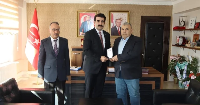 Tomarza da vergi dairesi bünyesinde 41 yıl görev yapan memura kaymakamdan plaket Kayseri Haberleri