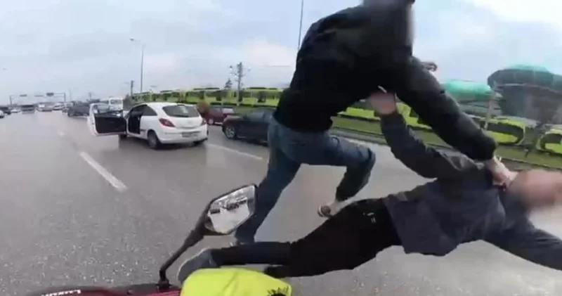 Son dakika: Bursa da trafikte tekmelerin havada uçuştuğu kavga kameralarda Son dakika haberleri