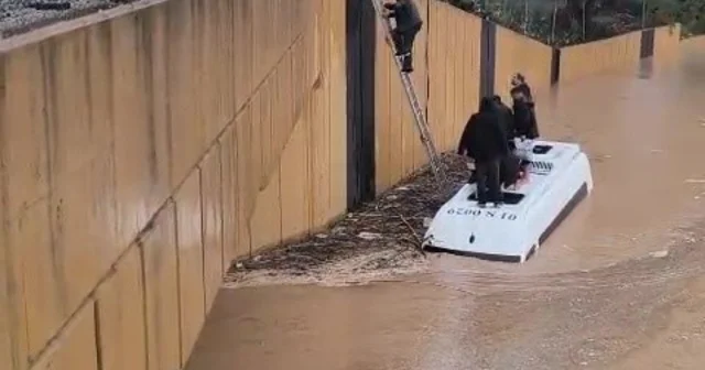 Sağanak yağmura servis aracında yakalananlar merdivenle kurtarıldı Adana Haberleri