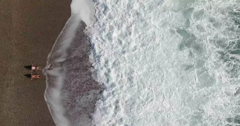 Bir hafta aradan sonra güneşi gören Antalyalılar sahile akın etti