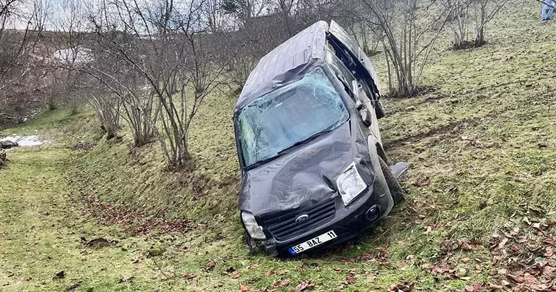 Hafif ticari araç, fındık bahçesine yuvarlandı: 1 ölü, 2 yaralı