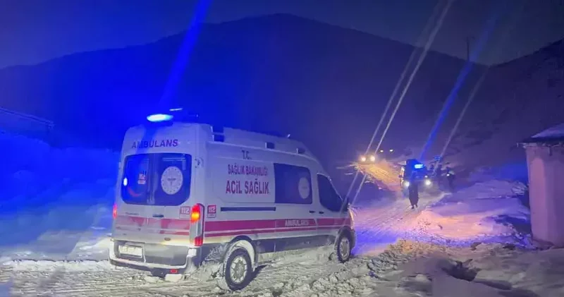 Yolu çığ nedeniyle kapanan mahalledeki 2 hastayı, ekipler hastaneye ulaştırdı
